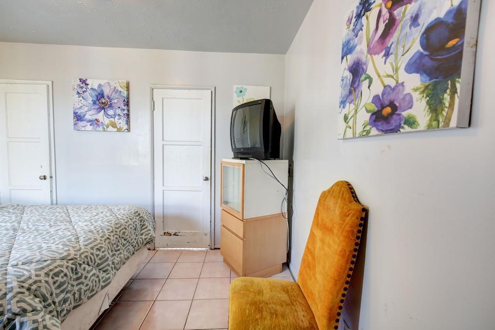 Pavilions Motel photo 12