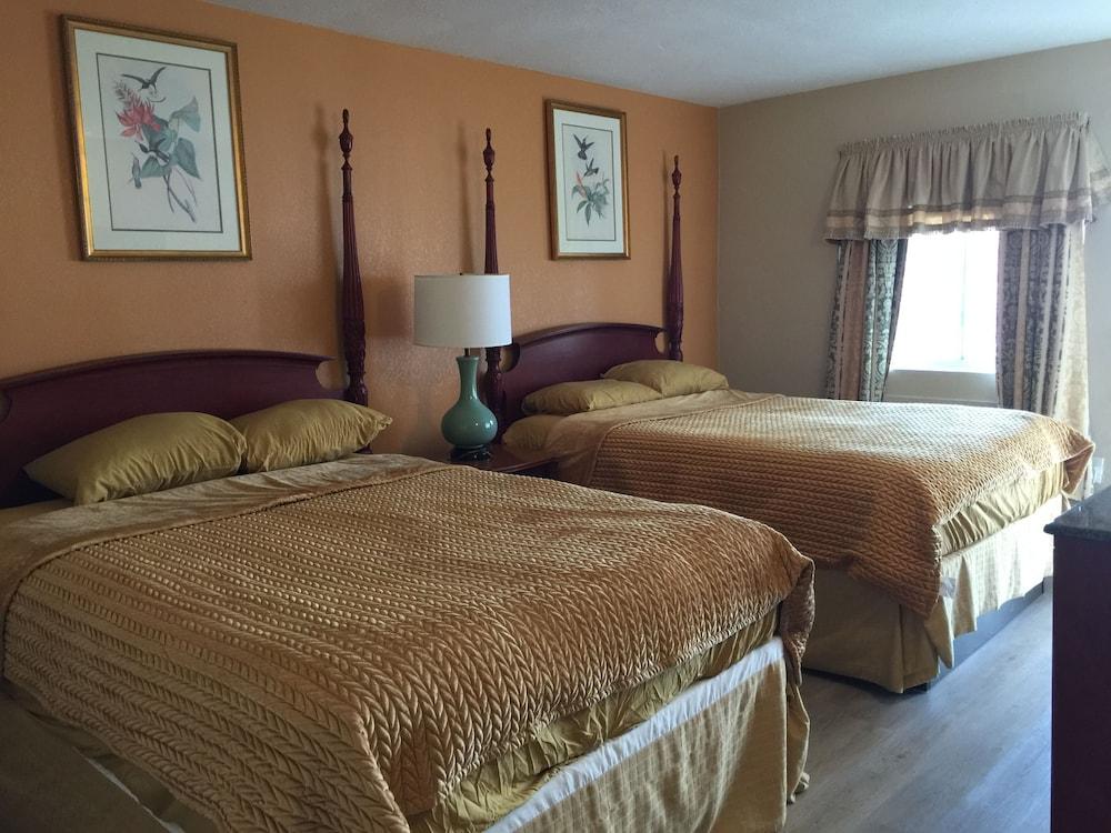Pelican Inn and Suites photo 2