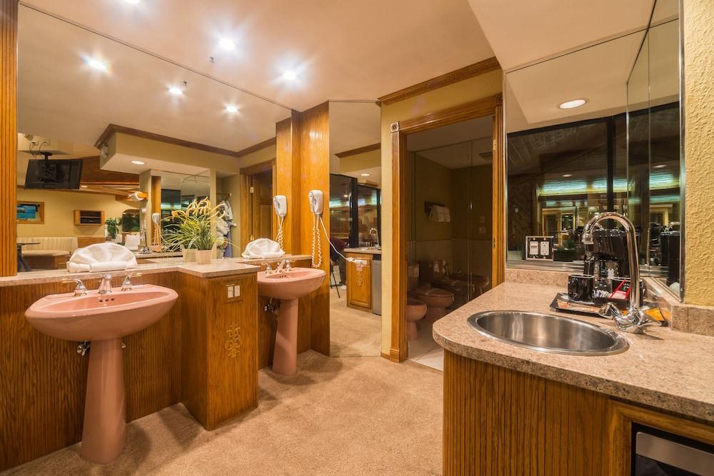 Sybaris Pool Suites Mequon photo 14