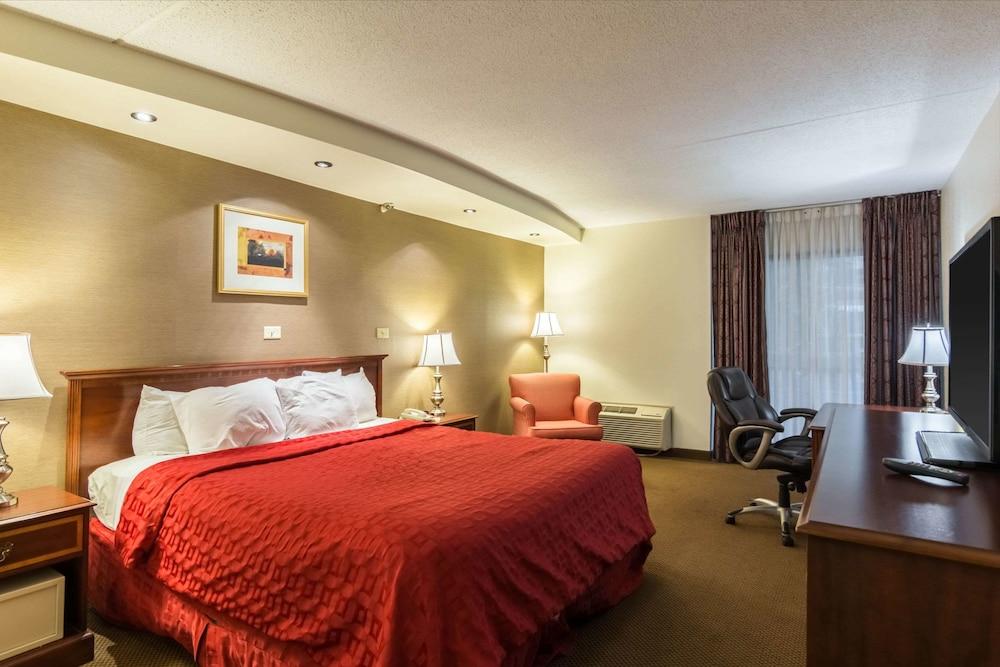 The Plaza Inn & Suites photo 8