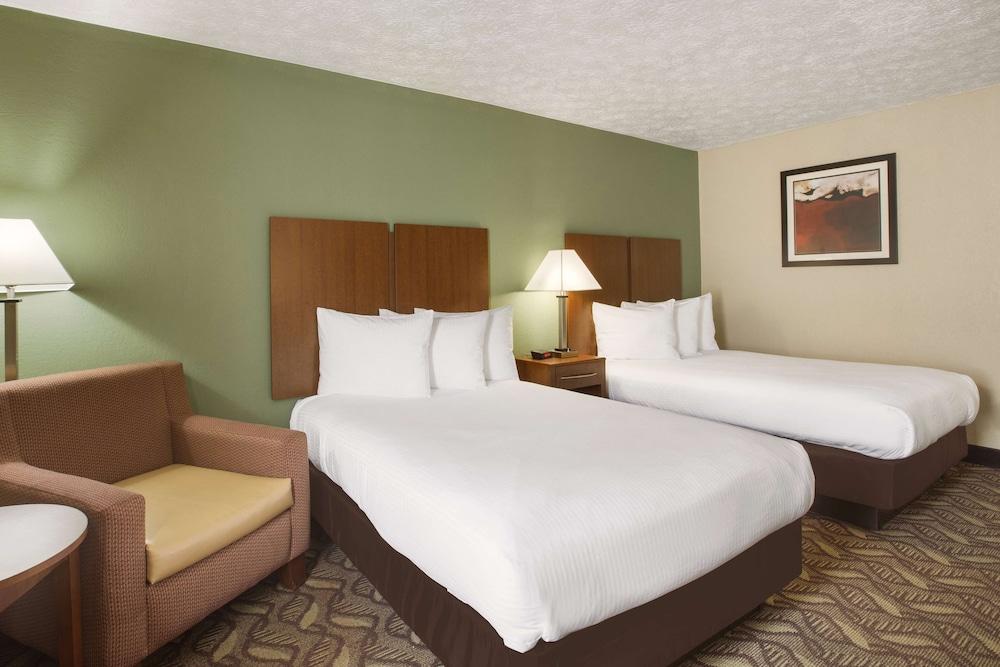 Clarion Pointe Morrow - Atlanta South photo 8