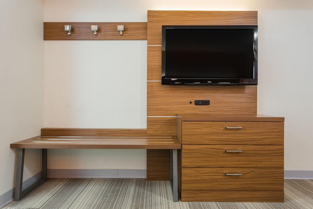 Holiday Inn Express and Suites - Petersburg - Fort Lee by IHG photo 18