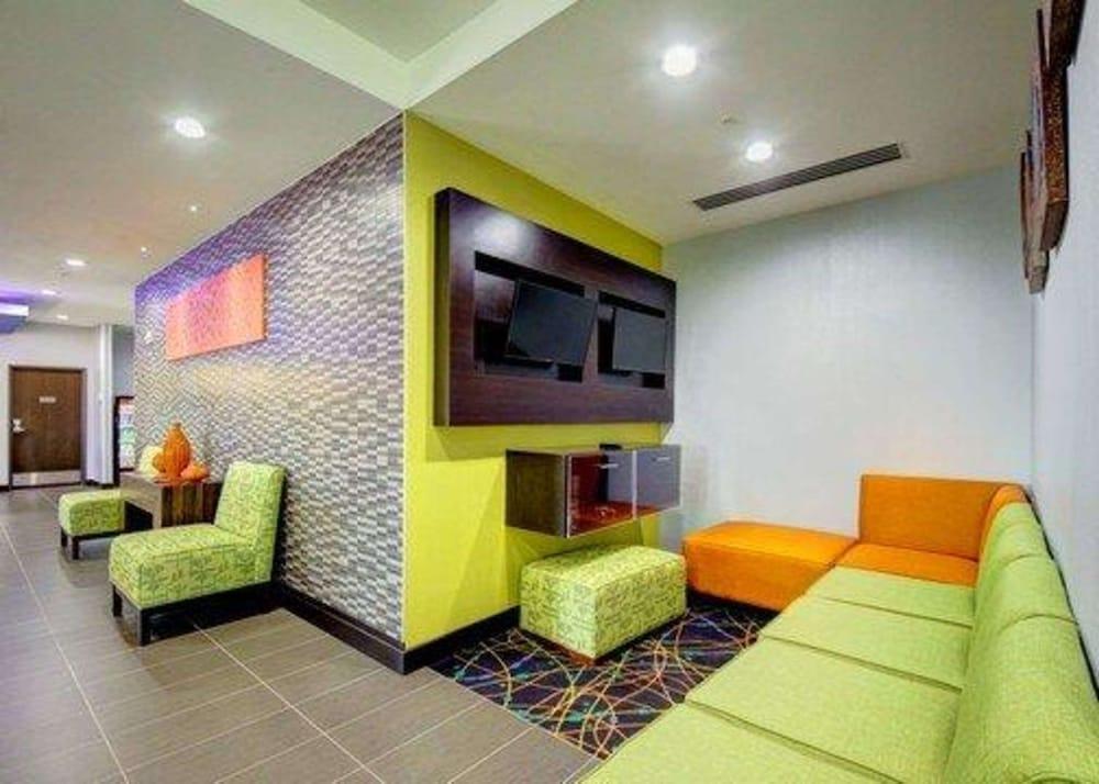 Comfort Inn & Suites Tulsa I-44 West - Rt 66 photo 2