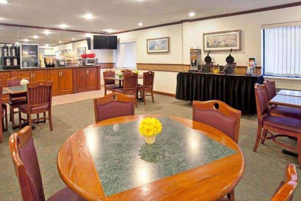 Norwood Inn & Suites by BlissPoint Post Rd Indianapolis photo 33