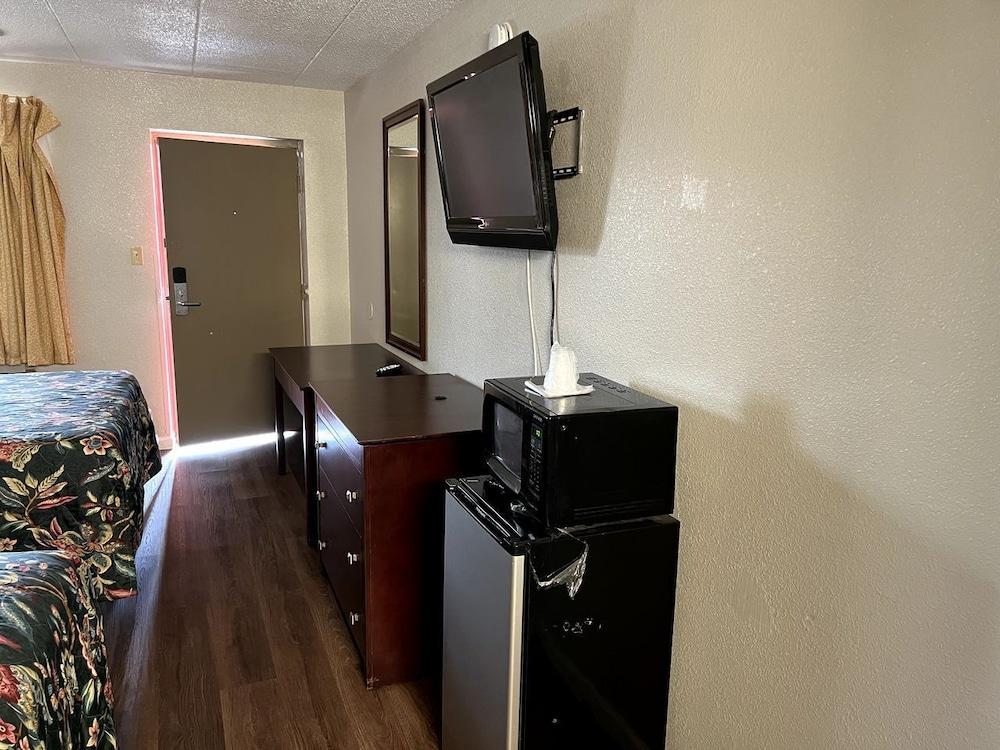 Budget Plaza Motel photo 8