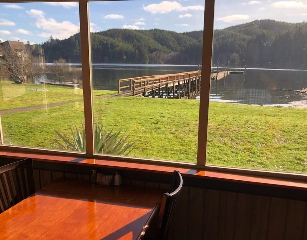 Lakeshore Lodge photo 28