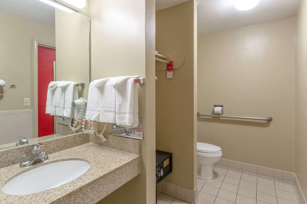 Econolodge Inn & Suites photo 41