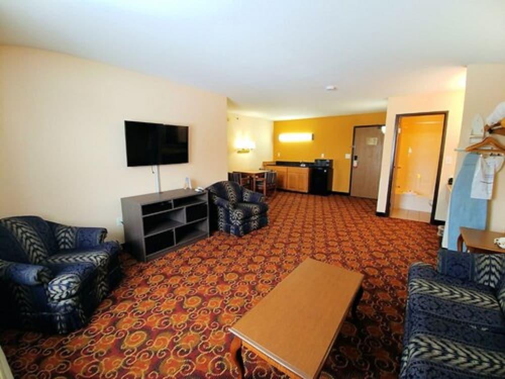 Super 8 by Wyndham Big Rapids photo 12