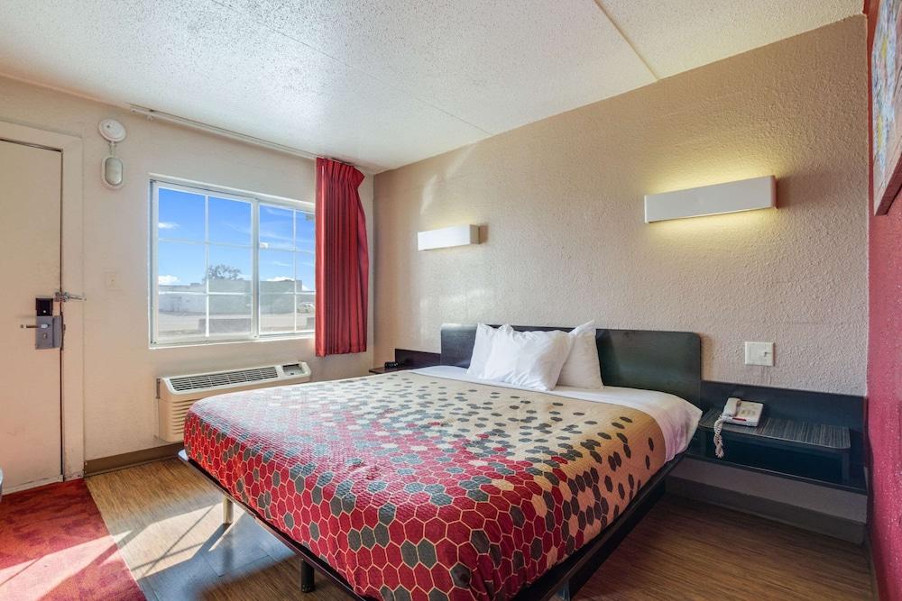 Econo Lodge Inn & Suites photo 19