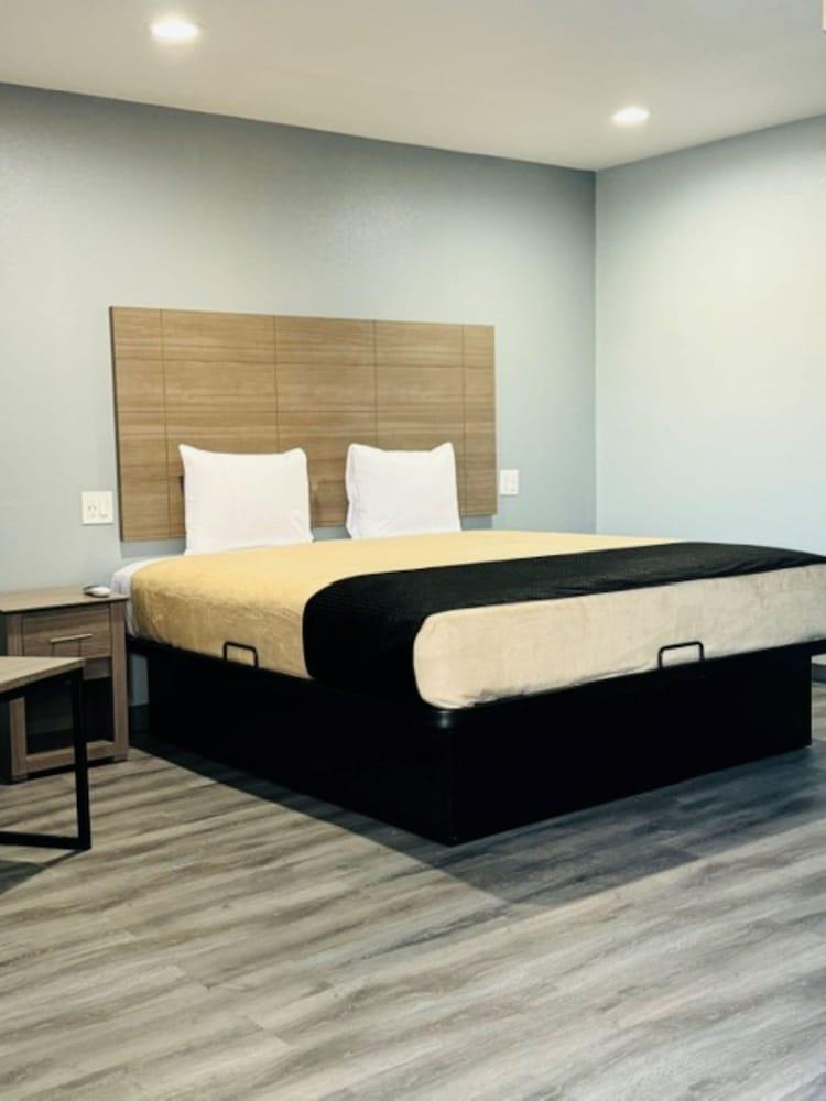 EXPRESS INN & SUITES photo 2