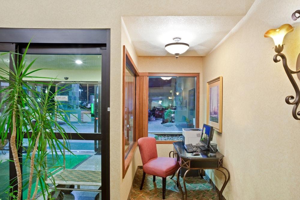 Ramada by Wyndham Kent Seattle Area photo 31