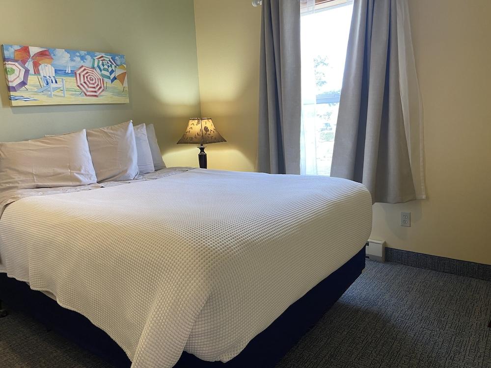 Sea Breeze Court photo 29
