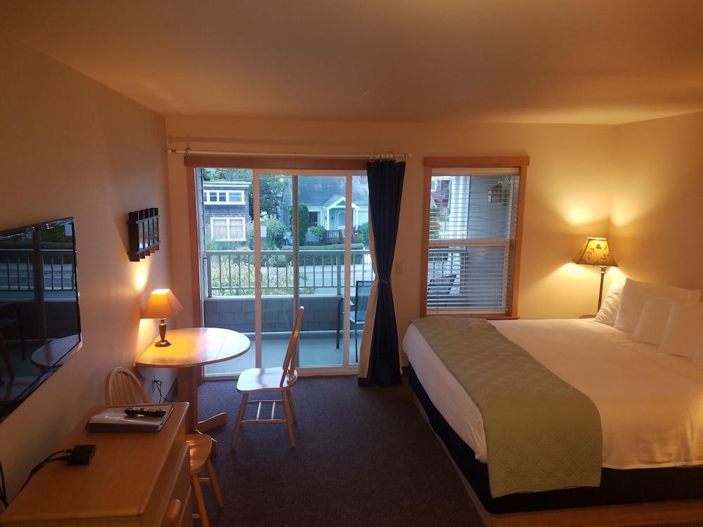Sea Breeze Court photo 28