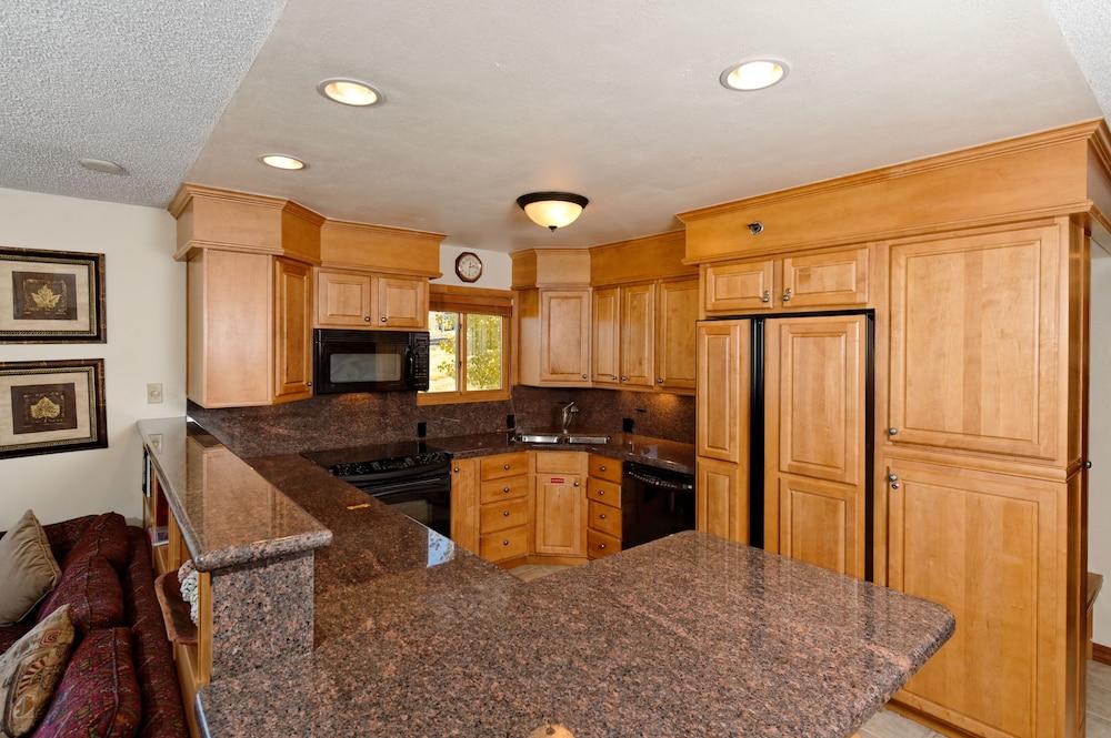 The Crestwood Condominiums photo 26