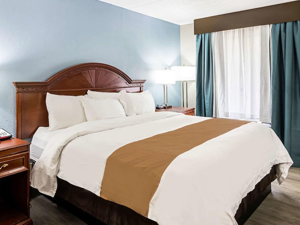 Farragut Inn & Suites photo 6