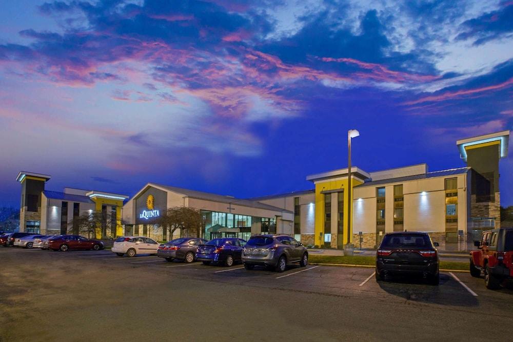 La Quinta Inn & Suites by Wyndham Detroit Metro Airport photo 53