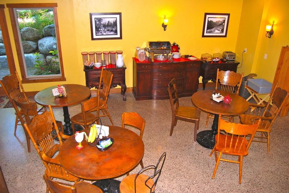 Glacier Guides Lodge photo 22