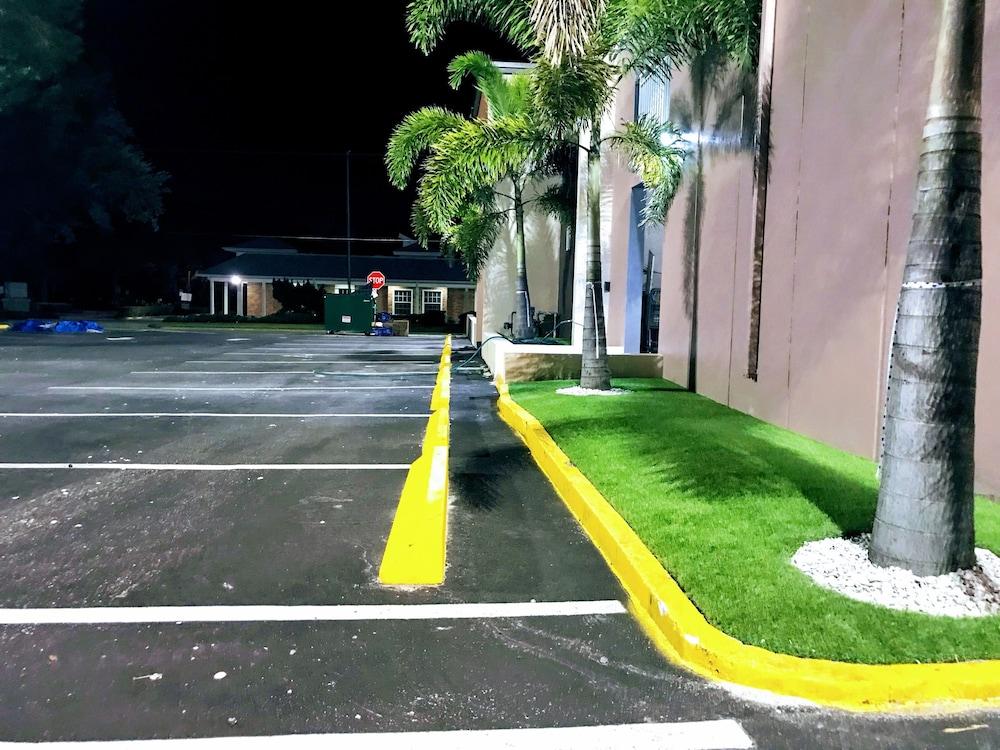 Tropical Inn & Suites photo 16