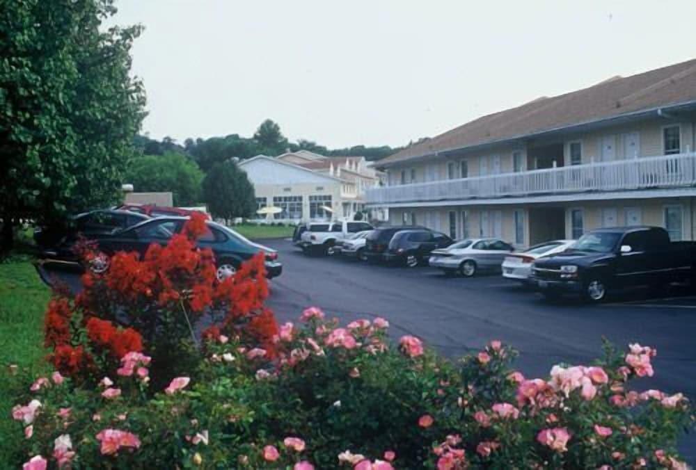 Honeysuckle Inn & Conference Center photo 72
