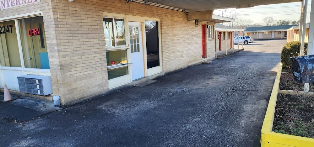 TRAVELER'S MOTEL photo 10