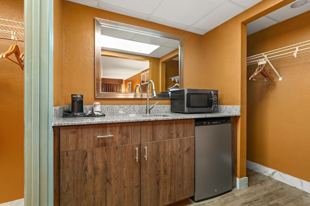 Quality Inn & Suites Corinth West photo 11