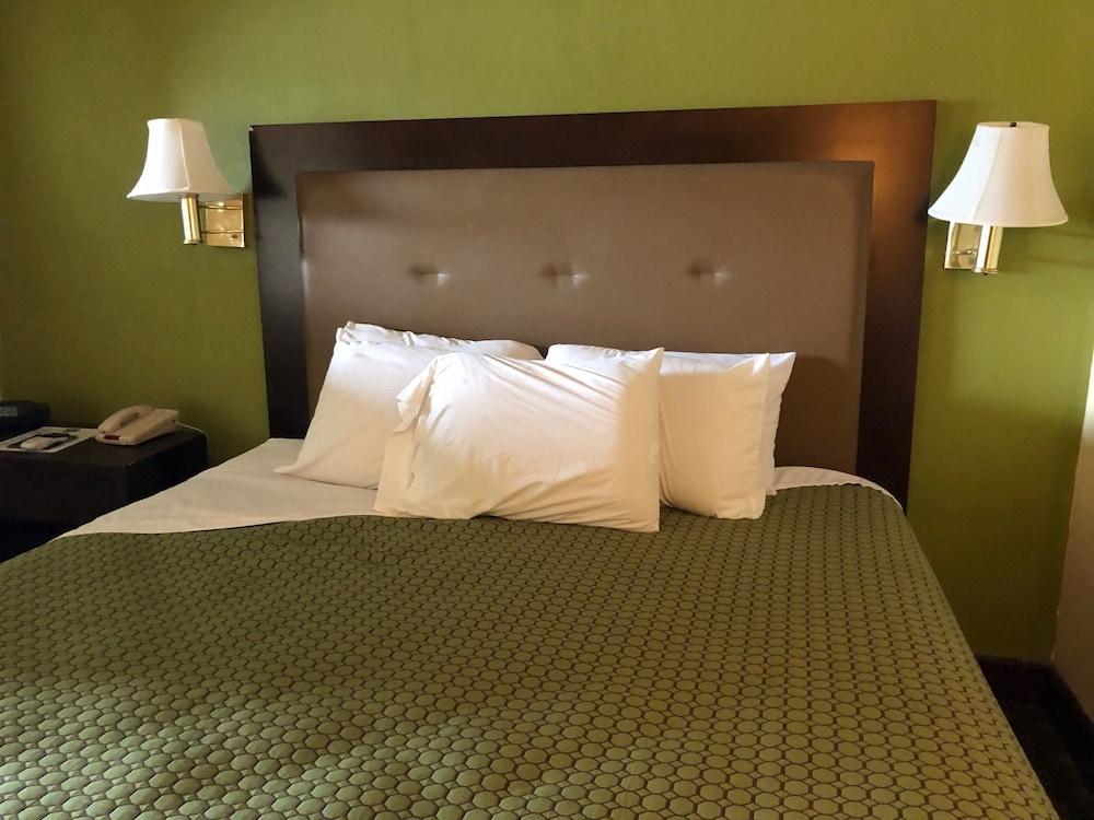 Econo Lodge Inn & Suites Warsaw photo 2