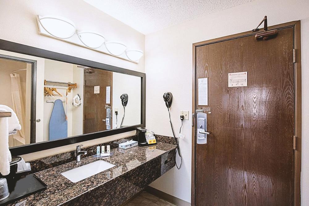 Norwood Inn & Suites Milwaukee photo 3