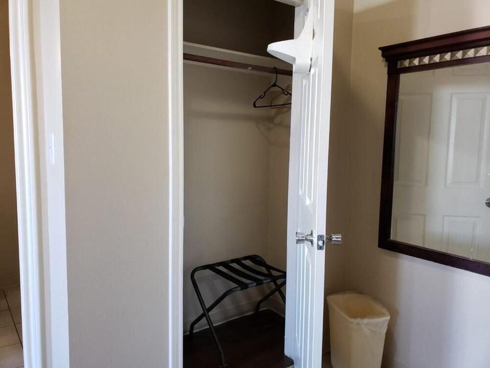 Crossroads Inn & Suites photo 9