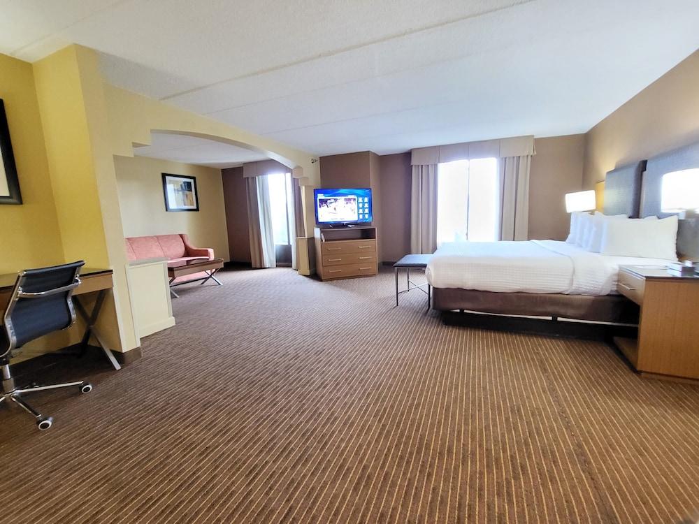 Wingate by Wyndham Greensboro/Coliseum photo 11