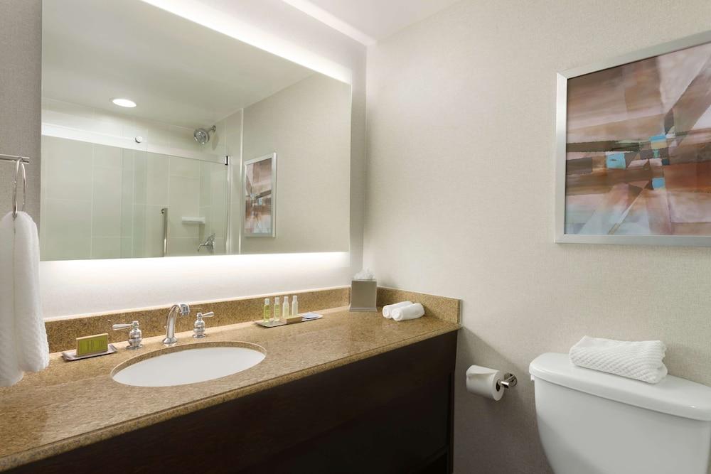 DoubleTree by Hilton Hartford - Bradley Airport photo 11