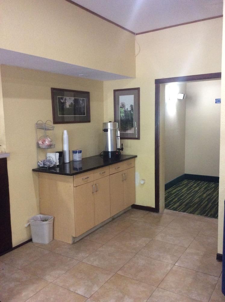 Rodeway Inn Whitehall photo 19