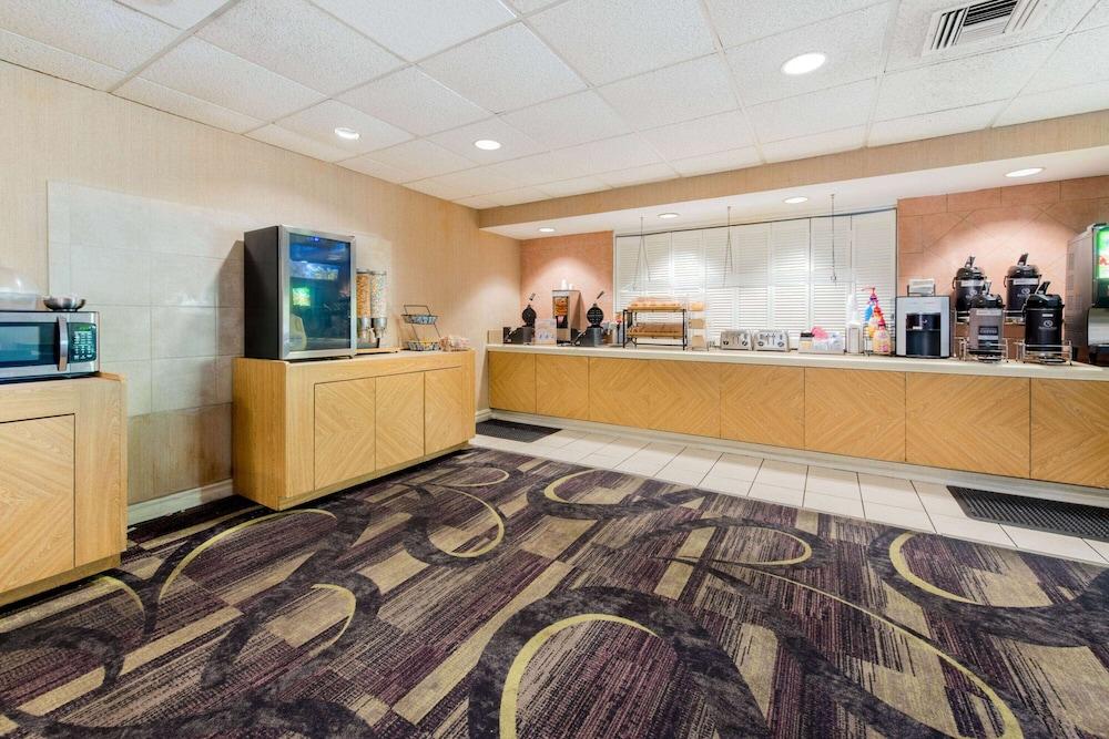La Quinta Inn & Suites by Wyndham Ft Lauderdale Cypress Cr photo 29