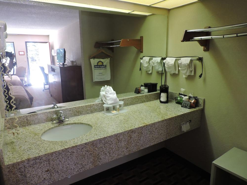 Days Inn by Wyndham Conover-Hickory photo 23