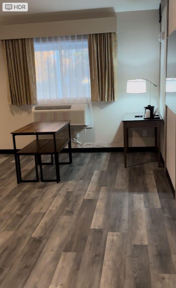 Days Inn & Suites by Wyndham Port Huron photo 16