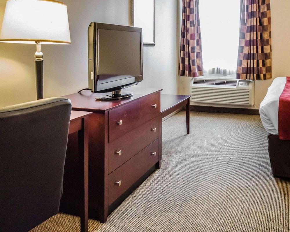 Quality Suites Jeffersonville - Louisville North photo 16