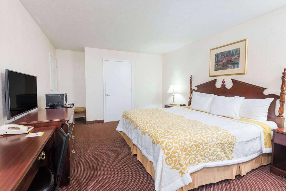 Days Inn by Wyndham Amherst photo 12