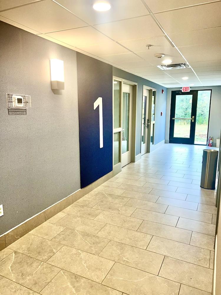 Holiday Inn Express Madison by IHG photo 25