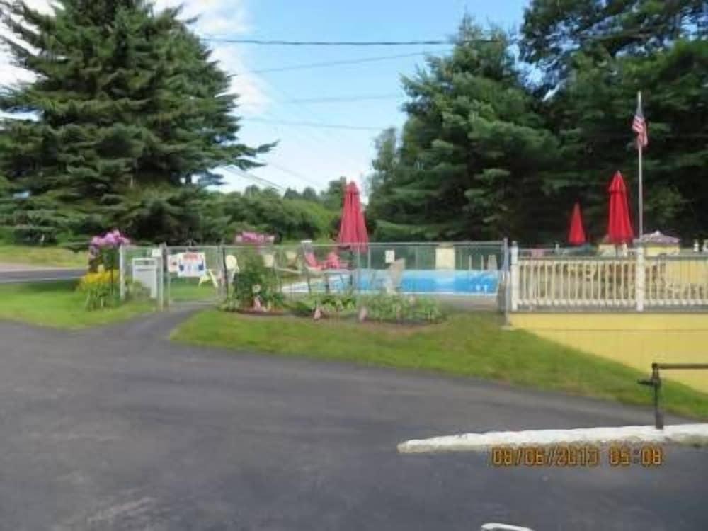 Lake Winnipesaukee Motel photo 37