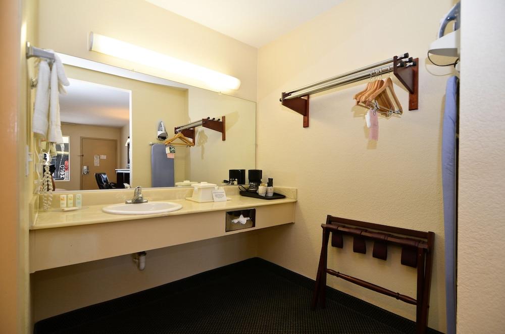 Quality Inn San Diego I-5 Naval Base photo 33