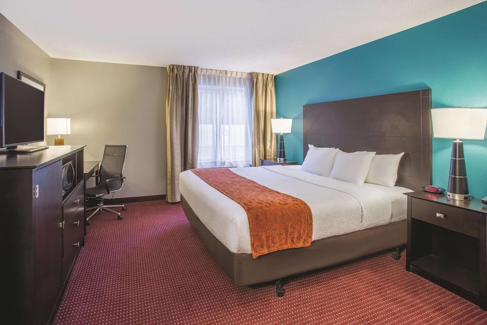 La Quinta Inn & Suites by Wyndham O'Fallon, IL - St. Louis photo 8