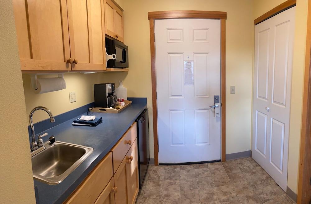 Sea Breeze Court photo 22