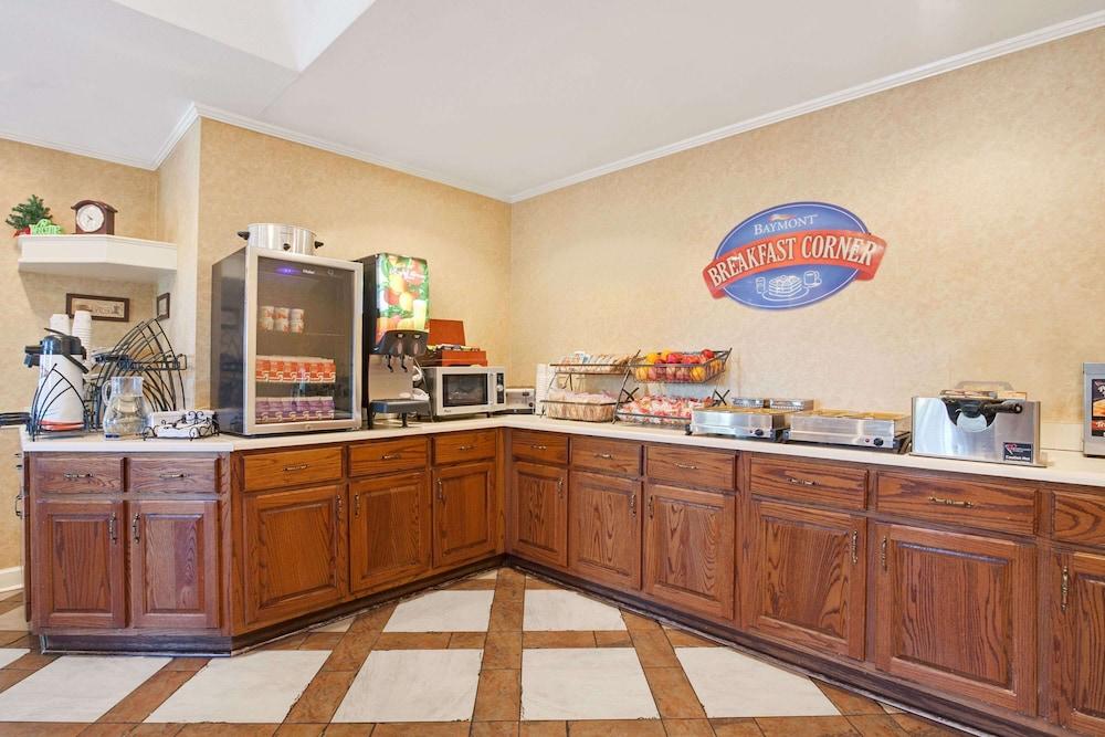 Baymont by Wyndham Pearl photo 9