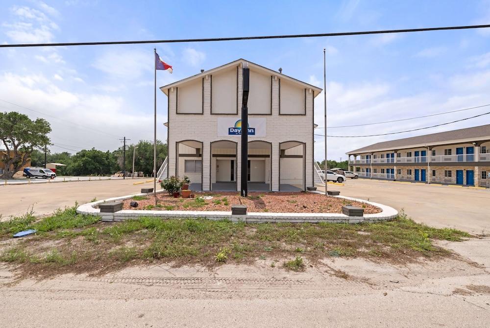 Days Inn by Wyndham Kenedy/Karnes City photo 10