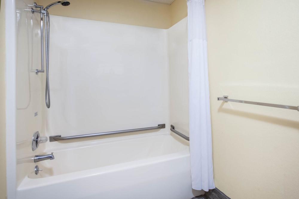 Days Inn by Wyndham Cadillac photo 31