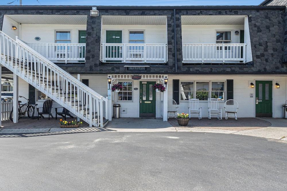 Snyder's Shoreline Inn photo 60