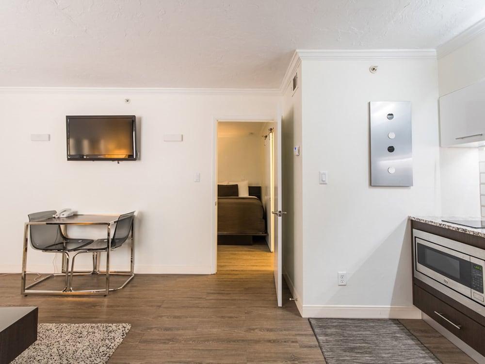 Hibiscus Suites - Gateway to Siesta Key photo 14