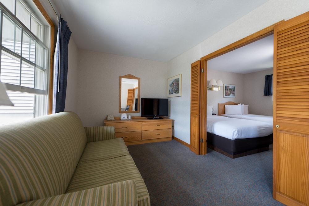 Adirondack Retreat Inn & Suites photo 67