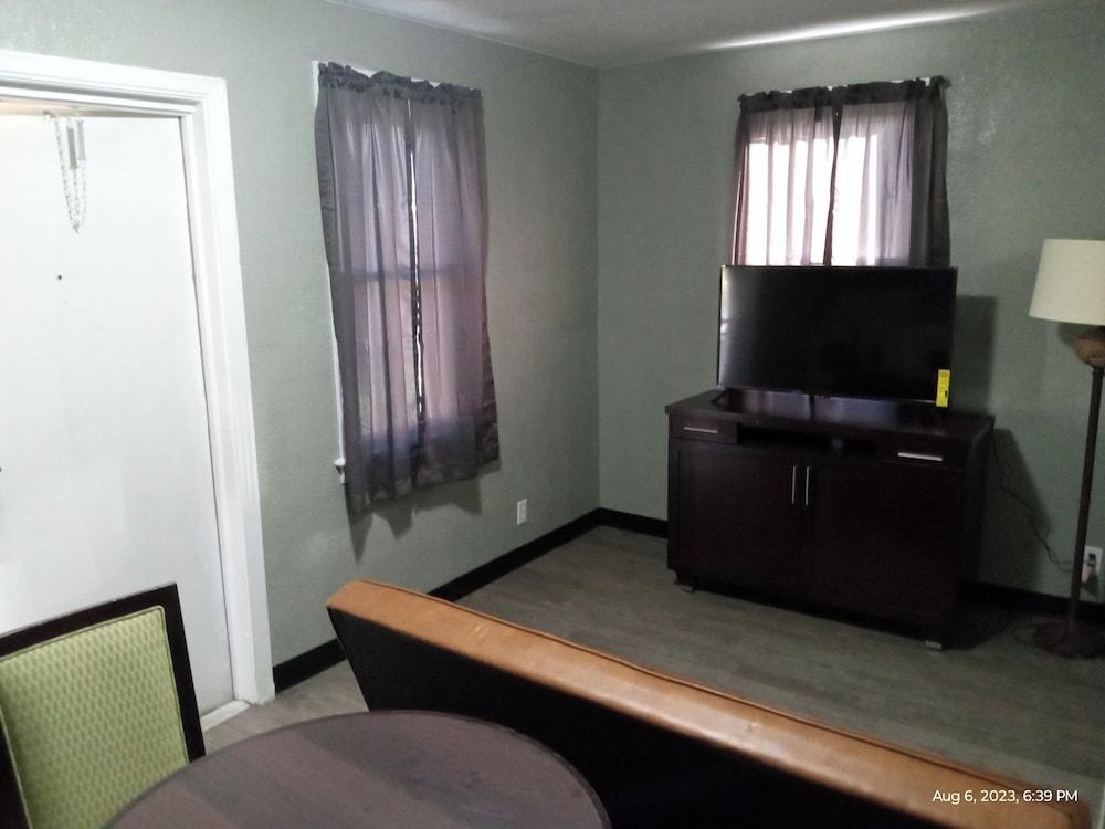 Homes-N-Courts photo 9