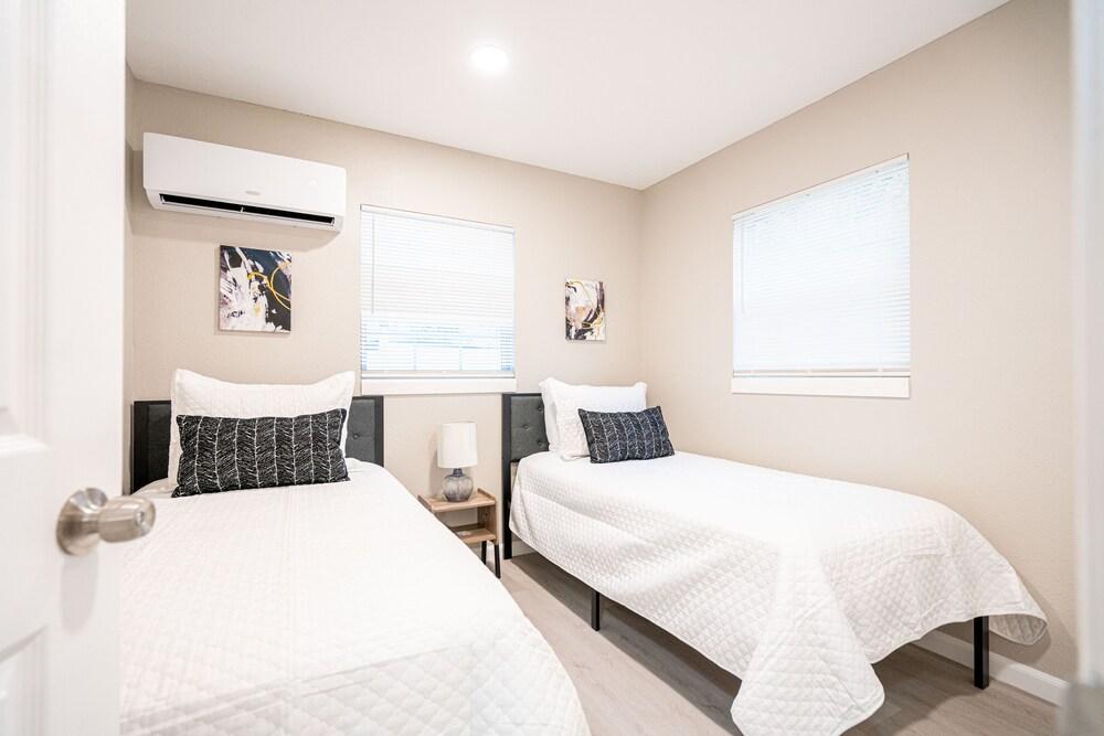 University Serenity Suites 14th photo 11