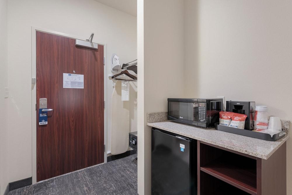 Cobblestone Hotel & Suites-Bellefontaine photo 5